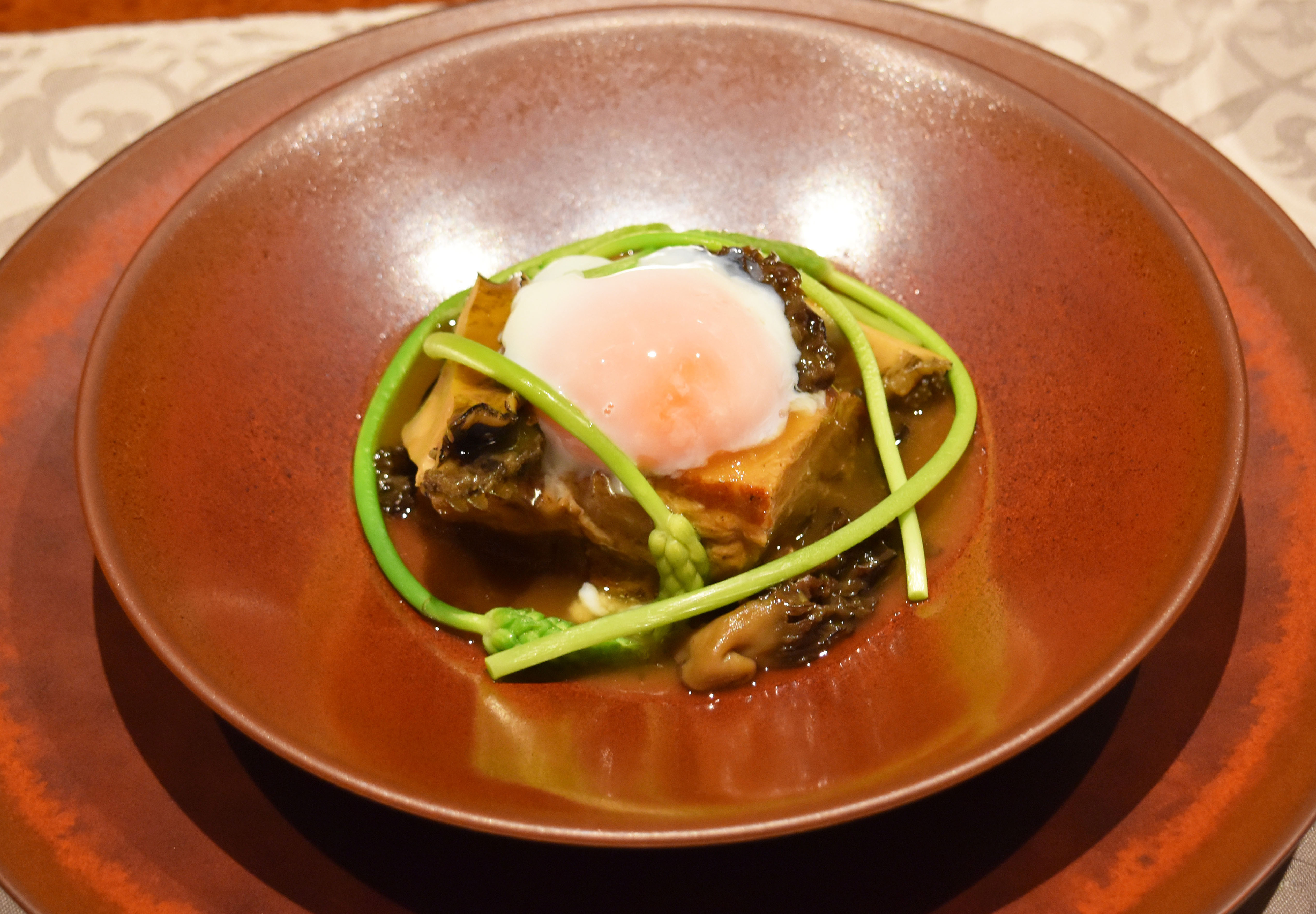 やわらかく煮込んだ東京X豚ばら肉と鮑の炊き合わせ アスパラソヴァージュと温泉玉子を添えて¥1,800(税別)
