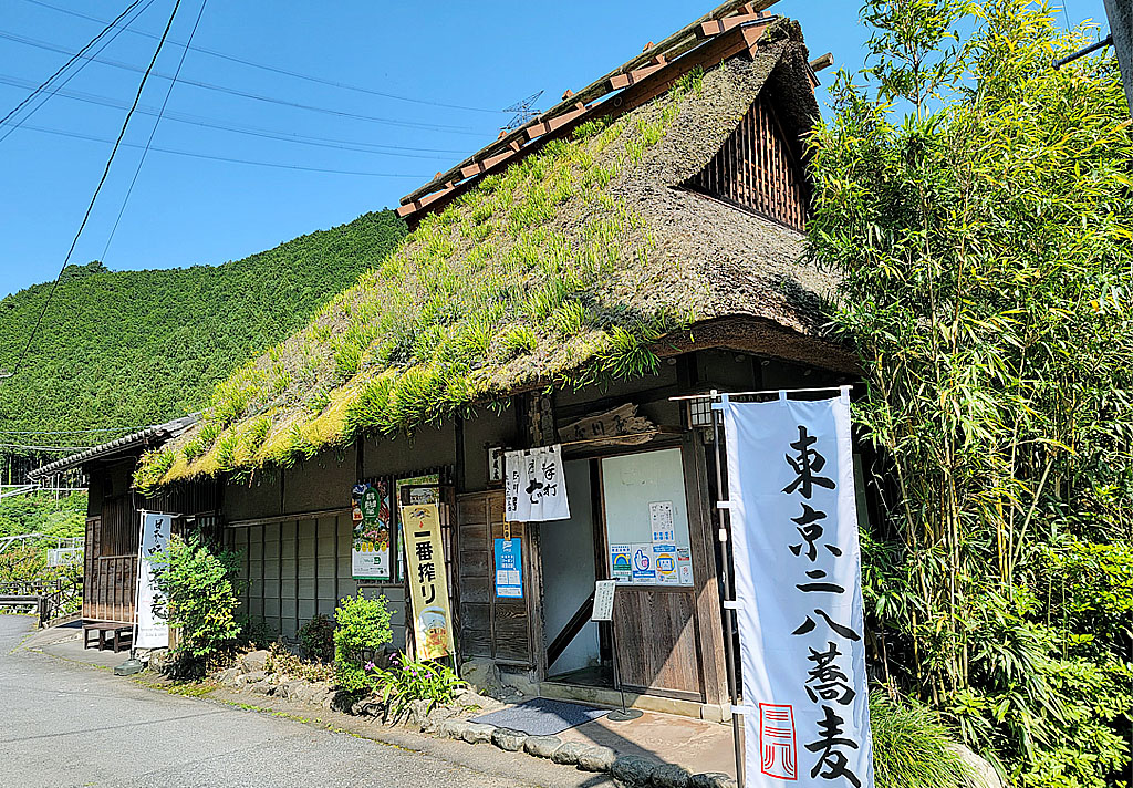 山の水で主人が心をこめてそばを打つ <br>「元祖手打ちそば 玉川屋」