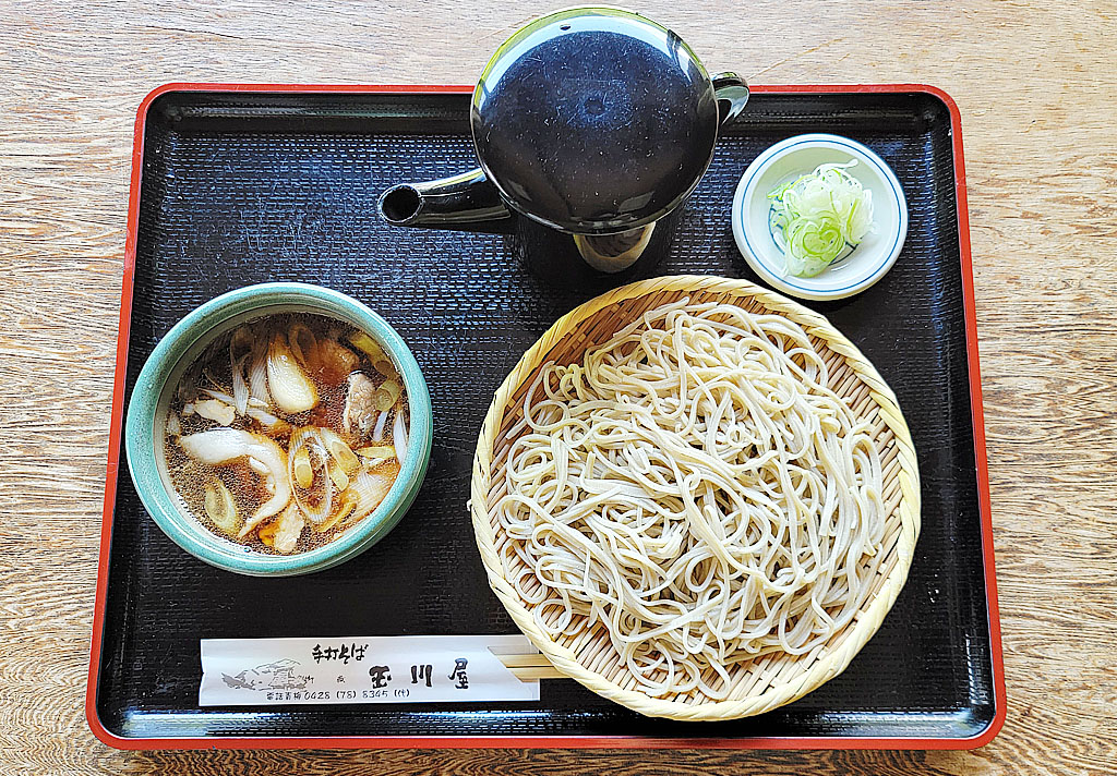 山の水で主人が心をこめてそばを打つ <br>「元祖手打ちそば 玉川屋」