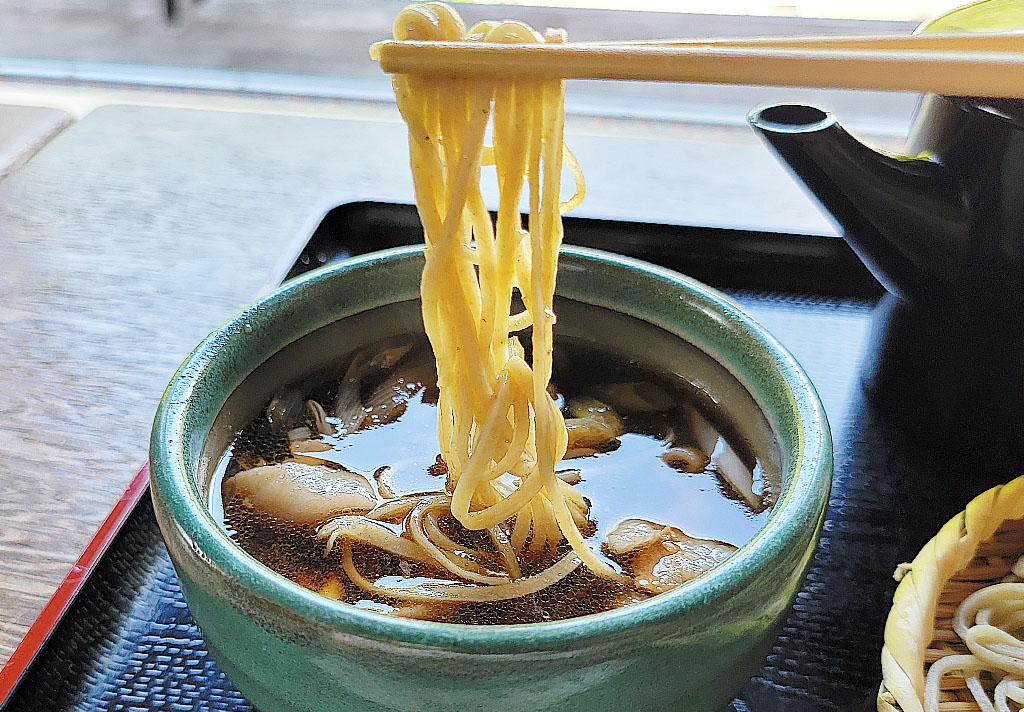 山の水で主人が心をこめてそばを打つ <br>「元祖手打ちそば 玉川屋」